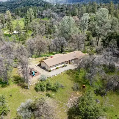 Scenic Serenity 50 acres/hot tub/game room