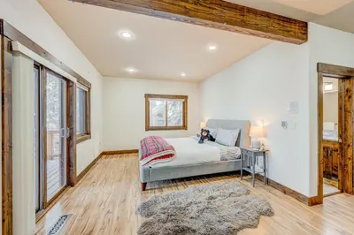 a bedroom with a bed and a window at Windsor Lodge in Truckee