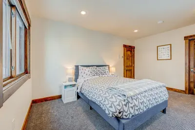 a bedroom with a bed and a window at Windsor Lodge in Truckee