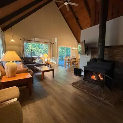 Blue Lake Chalet- 3 Bedroom + Loft/Pool Table in Arnold/Bear Valley (Pet-Friendly)