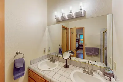a bathroom with two sinks and a large mirror at Hansel Hideaway in Truckee
