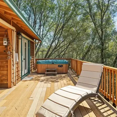 The Nut House - Lovely Home with Hot Tub home